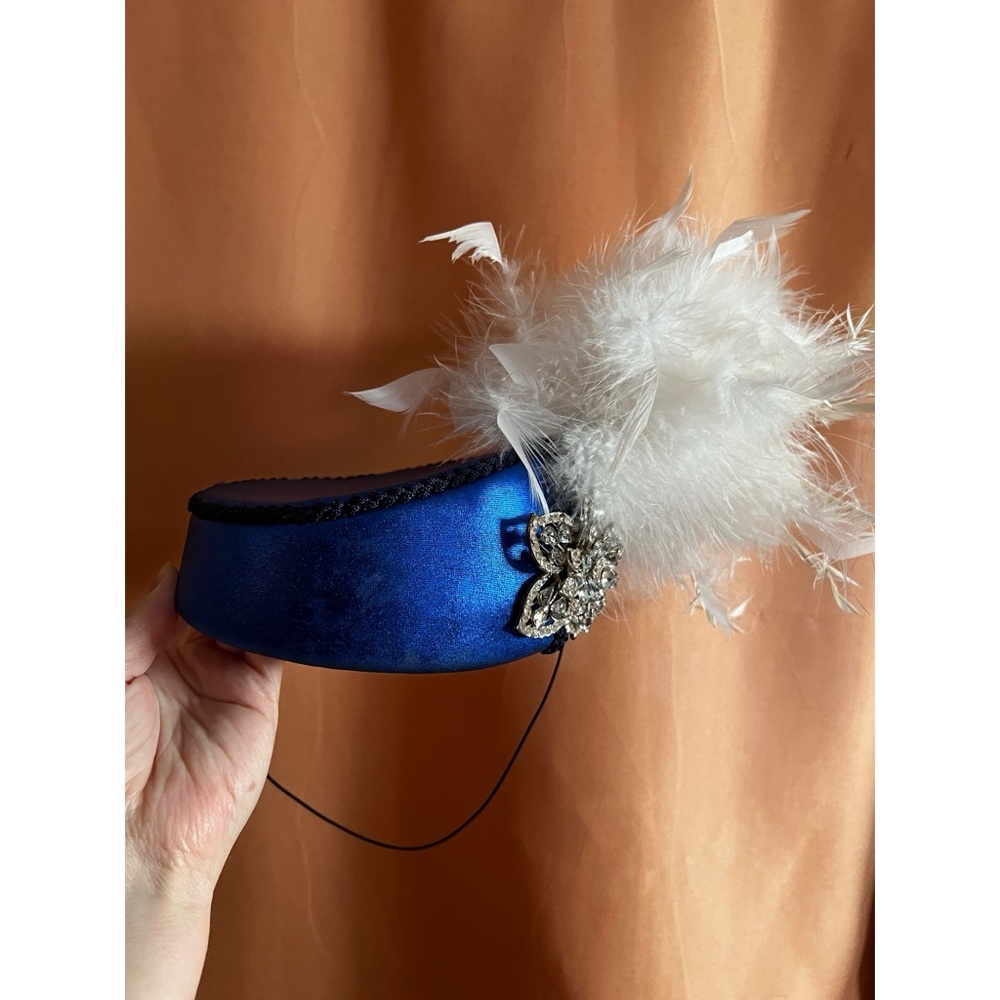 Elegant Blue Vintage Fascinator Hat with White Feather Accent Burlesque - Picture 6 of 16